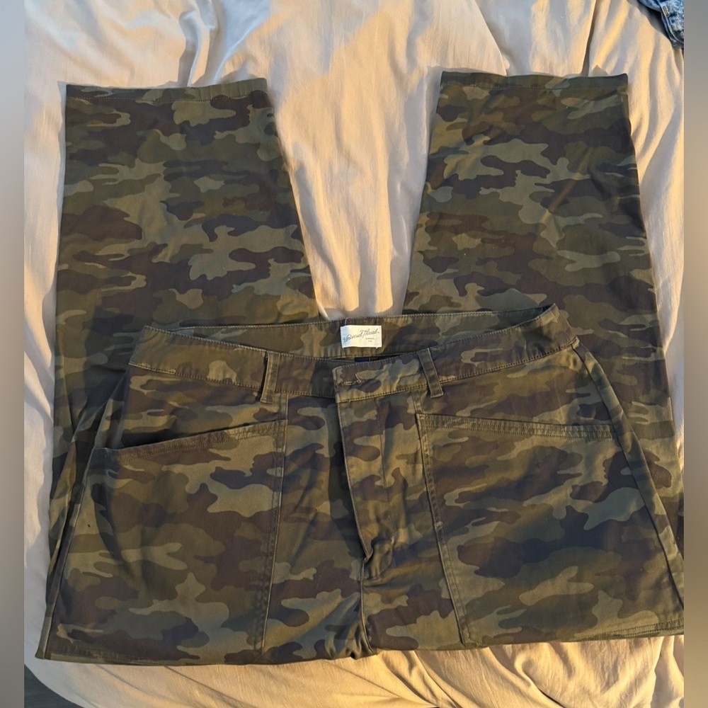 Universal Thread Camouflage Women Jeans